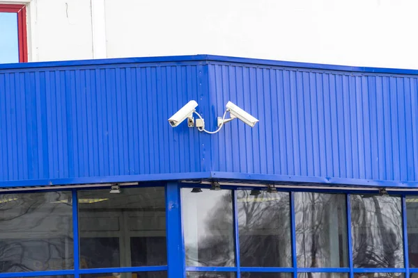 セキュリティカメラは建物の上にあります。テキストの場所. — ストック写真