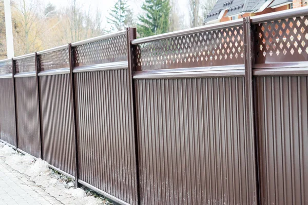 Çit. Metal çit özel toprakları. Çit kahverengi — Stok fotoğraf