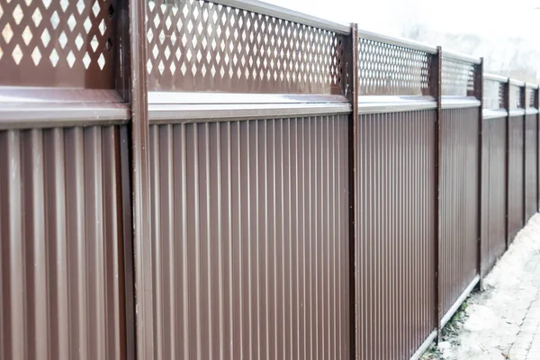 Çit. Metal çit özel toprakları. Çit kahverengi. — Stok fotoğraf