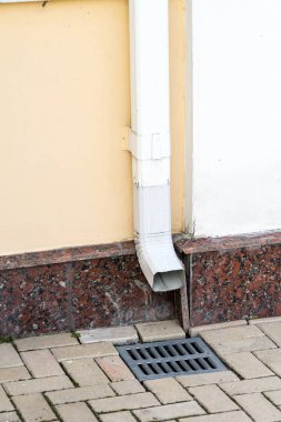 Yağmurdan sonra suyun sapması. Metniniz için yerleştirin.