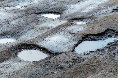 Yolun içindeki delik. Arızalara sahip asfalt. Yolda tehlikeli karşılaşma.