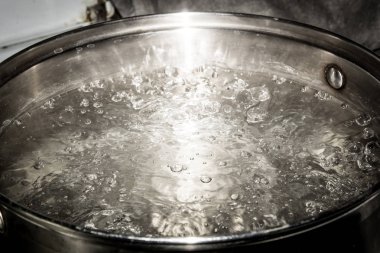 bir tencerede su kaynar. Yemek. Metniniz için yerleştirin.