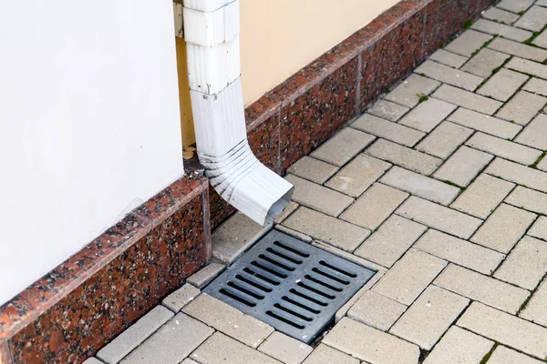 Avledning av vatten efter regn. Plats för din text. — Stockfoto