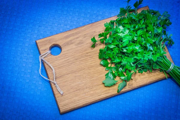 Frische Petersilie auf dem Küchentisch. — Stockfoto