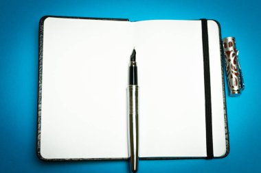 Boş not defteri açık ve yazmaya hazır.