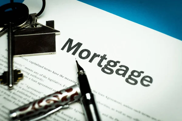 Het contract voor een hypothecaire lening. De sleutels van het pand. — Stockfoto