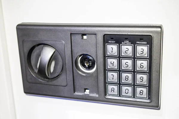 Foto van het voorpaneel van de kluis met een elektronische code set. — Stockfoto