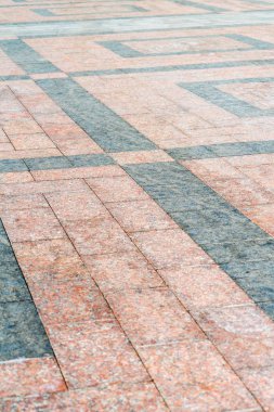 Doğal taş bir desen ile kaldırıma koydu.