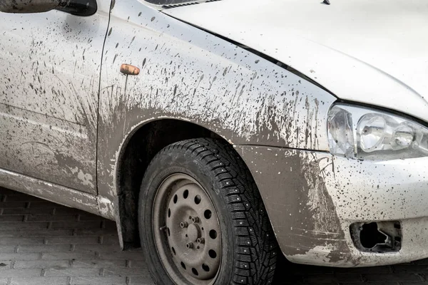 Bilen är smutsig i smutsen. Bilen efter en resa på vägen. — Stockfoto