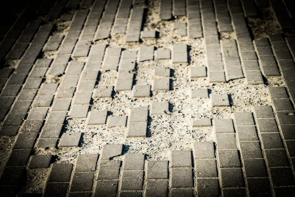 Gropar på trottoaren kakel. Plats för din text. — Stockfoto