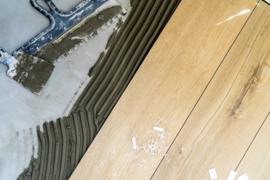 Özel bir tutkal ile yere fayans döşeme.