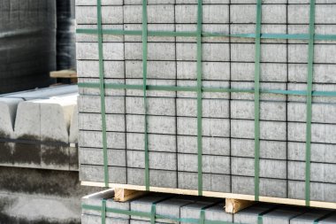 Kaldırım ve parkurlar için fayans satışı.