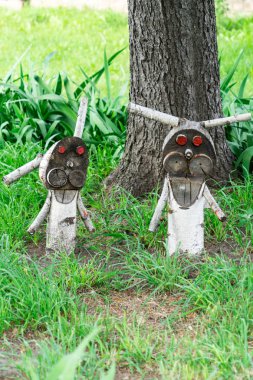 Tavşanın ahşap figürü korkunç. Şeytani tavşanlar avlarını bekliyor..