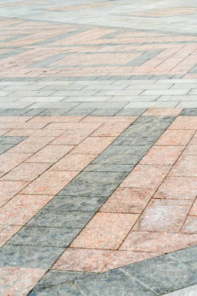 Natursten lagd på trottoaren med ett mönster. — Stockfoto