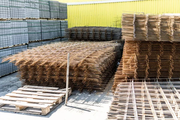 Metal mesh for reinforcing concrete construction. Sale of metal mesh. — Stock Fotó