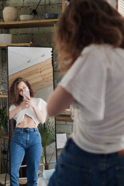 Genç fit kadın ayna fotoğraf çekmek