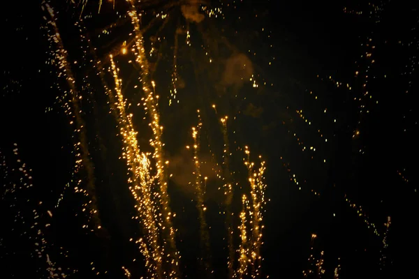 炎のクラッカーバースト ディワリ祭り 新年のお祝いの後の美しい効果 — ストック写真