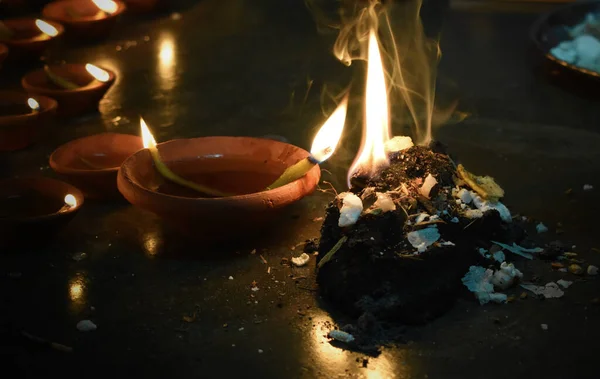 Traditionele Aarden Lampen Gerangschikt Een Prachtig Patroon Met Gekleurde Rangoli — Stockfoto