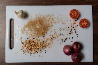 Sebze malzemeli klasik salata tabakta izole edilmiş..