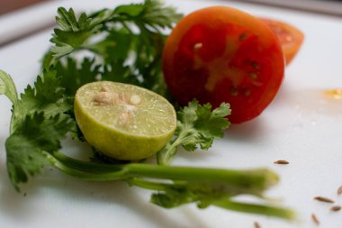 Sebze malzemeli klasik salata tabakta izole edilmiş..