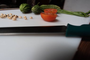 Sebze malzemeli klasik salata tabakta izole edilmiş..