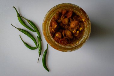 Sebze malzemeli klasik salata tabakta izole edilmiş..