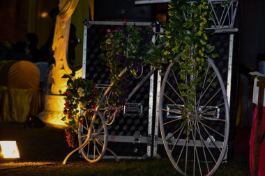 Çiçek sepetleriyle el yapımı. bycyle üzerine hafif odaklan