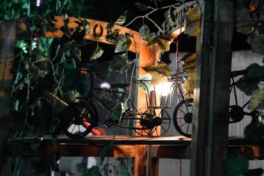 Çiçek sepetleriyle el yapımı. bycyle üzerine hafif odaklan