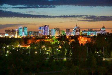 Kazakistan, Nur-Sultan, 31 Mayıs 2020 'de nehir kenti ışıklarının sağına merkez park manzarası.