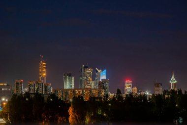 Kazakistan, Nur-Sultan, şehir merkezi gece ışıkları, 31 Mayıs 2020