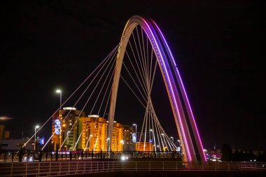 Kazakistan, Nur-Sultan, Esil Nehri üzerindeki Köprü Gece Işıkları yansıması, 31 Mayıs 2020