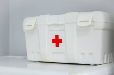 Sağlık merkezinde beyaz acil ilk yardım çantası