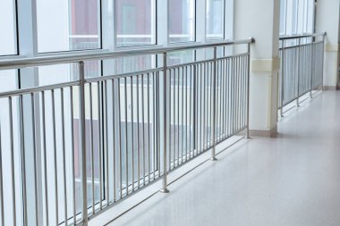 Hastane koridoru metal el parmaklığı beyaz pencere
