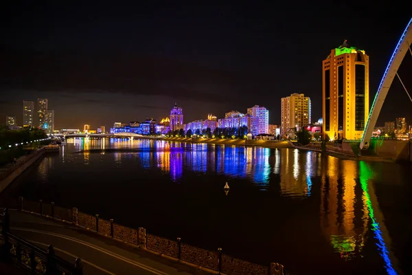 Kasachstan Nur Sultan Brücke Über Den Fluss Esil Nachtreflexion Der — Stockfoto