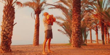 Kettlebell silkme sahilde gerçekleştirilen