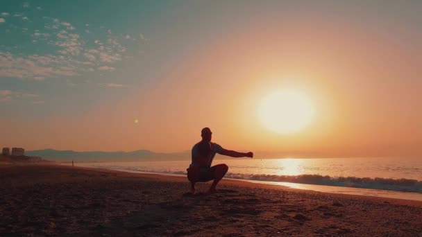 Kettlebell Oefeningen Uitgevoerd Bij Zonsopgang Het Strand — Stockvideo