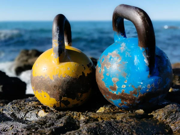 Sahilde İki Izole Kettlebells