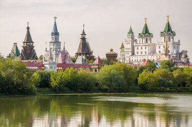 Izmailovo bir göl ve ağaçlar, Moskova, Rusya Kremlin