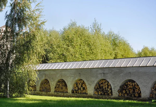 Woodpile taş duvarlar manastır tonoz içinde — Stok fotoğraf