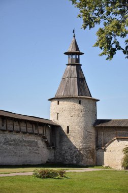 Kutekroma Kuzey Kulesi Pskov Krom yakın çekim, görünümü bir yaz gününde, Rusya Federasyonu