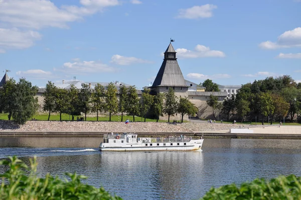 The view of the Vlasyev Tower, one of the surviving defensive towers of the Pskov Kremlin from the Great River, on which the ship sails on a summer day, Russia — Stock Photo, Image