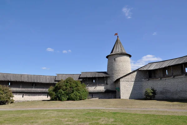 Veche Square of the Pskov Kremlin with a view of the Troitskaya Hourly and fortress walls, Russia — Stock Photo, Image