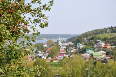 Ön plan ve Ivanovo bölgesi ve Volga Nehri, Rusya Ples şehir görünümünü Kırmızı elma ile elma ağacı