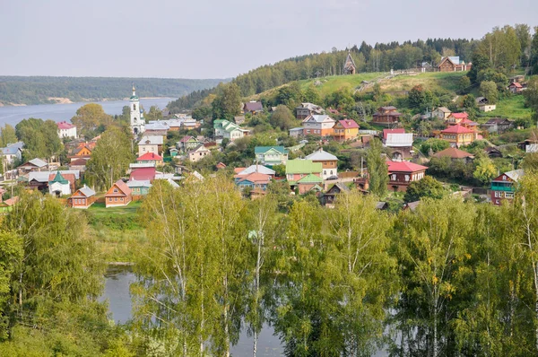 Vista da cidade de Ples na região de Ivanovo e do rio Volga, Rússia Imagem De Stock