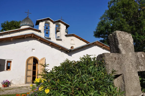 Kostel Intercese a Narození Panny Marie s průlomem pravoslavnou církví, památkou dějin a kultury XV-XVI staletí poblíž věže mezi skly-Pskov, Rusko — Stock fotografie