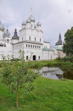 Diriliş Kilisesi ve gölet manzarası. Rusya 'nın altın yüzüğü, Rostov Veliky, Rusya