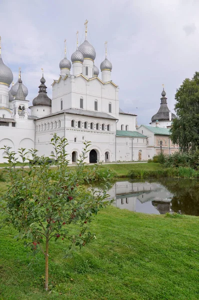 Vue de l'église de la Résurrection et de l'étang avec. Bague d'or de la Russie, Rostov Veliky, Russie — Photo