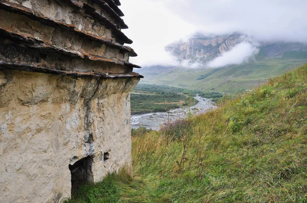 Vista dos túmulos da necrópole Cidade dos Mortos. Dargavs, Ossétia do Norte, Rússia Imagens De Bancos De Imagens