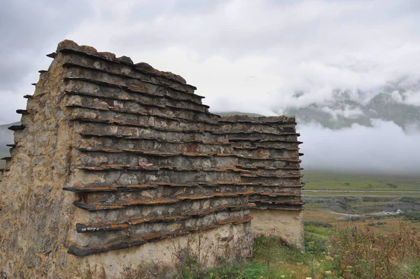 Vista dos túmulos da necrópole Cidade dos Mortos. Dargavs, Ossétia do Norte, Rússia Fotografia De Stock