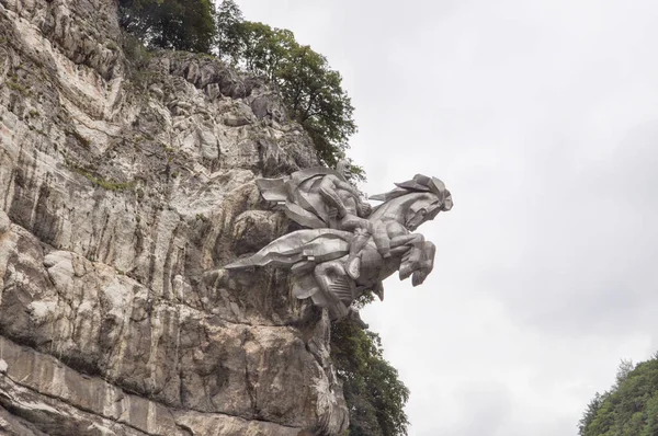 Na entrada do desfiladeiro de Ardon há um monumento-santuário de São Jorge-Uastyrdzhi, o herói principal do épico de Nart. Ossétia do Norte, Rússia Imagens De Bancos De Imagens Sem Royalties